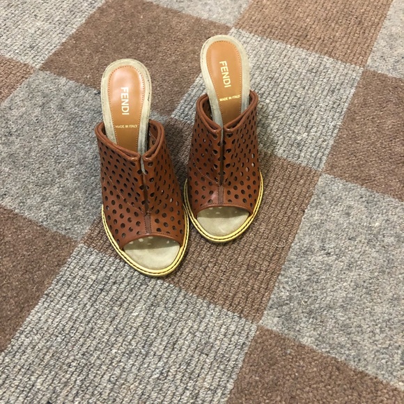 Fendi sandals , size 36, worn only a few times ! Authentic . - Picture 1 of 4